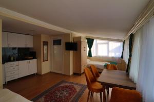 TV a/nebo společenská místnost v ubytování Stone Home Apart