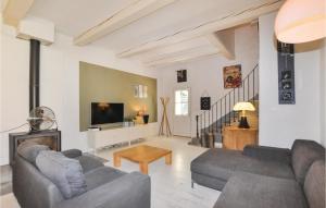 ナルボンヌにある4 Bedroom Nice Home In Narbonneのリビングルーム(ソファ2台、テレビ付)
