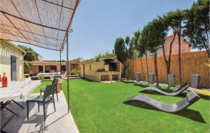 a backyard with a table and a green lawn at 4 Bedroom Awesome Home In Narbonne in Narbonne