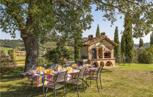 Taman di luar Stunning Home In Chiusi