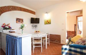 uma cozinha e sala de estar com mesa e cadeiras em Nice Home In Ponte Buggianese Pt With Wifi, Private Swimming Pool And Outdoor Swimming Pool em Ponte Buggianese