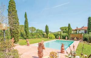 カスティリオーネ・デル・ラーゴにあるStunning Home In Castiglione Del Lago With 6 Bedrooms, Wifi And Outdoor Swimming Poolの周囲に像のある庭園内のスイミングプール