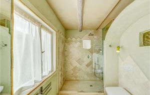 baño con ducha y aseo y ventana en Gorgeous Apartment In Golfo Aranci With Kitchenette, en Golfo Aranci