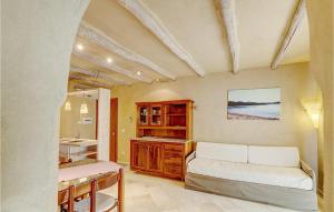 1 dormitorio con 1 cama y lavamanos en una habitación en Gorgeous Apartment In Golfo Aranci With Kitchenette en Golfo Aranci