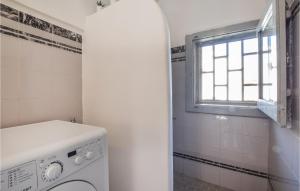 uma máquina de lavar roupa na casa de banho com uma janela em Gorgeous Apartment In Gravina In Puglia -ba- With Kitchen em Gravina in Puglia