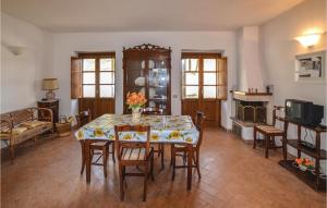 una sala da pranzo con tavolo, sedie e camino di Pesco a Citerna