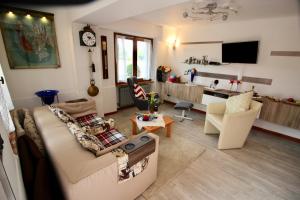 a living room with a couch and a table at Casa Heli II in San Zeno di Montagna