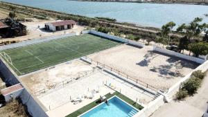 einen Luftblick auf einen Pool und einen Tennisplatz in der Unterkunft Herdade dos Salgados do Fialho in Faro