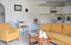 ein Wohnzimmer mit einem Sofa und einem Tisch in der Unterkunft Beautiful Apartment In Estepona With 2 Bedrooms, Outdoor Swimming Pool And Swimming Pool in Estepona