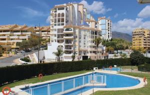 エステポナにあるBeautiful Apartment In Estepona With 2 Bedrooms, Outdoor Swimming Pool And Swimming Poolの一部のアパートメントビルの前にスイミングプールがあります。