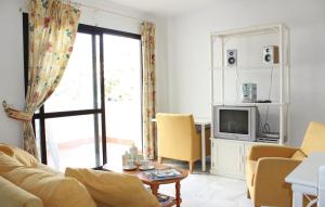 Televízia a/alebo spoločenská miestnosť v ubytovaní 2 Bedroom Lovely Apartment In Estepona