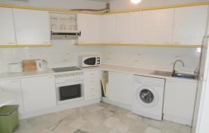 Kuchyňa alebo kuchynka v ubytovaní 2 Bedroom Lovely Apartment In Estepona