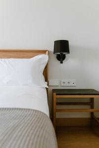 Een bed of bedden in een kamer bij Hotel Estepona Plaza