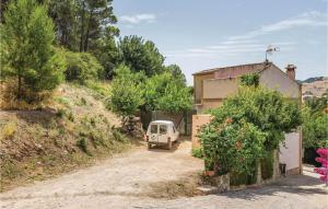 ein Van auf einer unbefestigten Straße neben einem Gebäude geparkt in der Unterkunft Amazing Home In Montecorto, Málaga in Montecorto + 45 Fotos