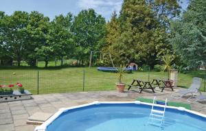 Πισίνα στο ή κοντά στο Cozy Home In Callac De Bretagne
