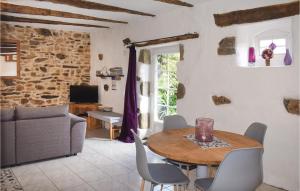 Galeriebild der Unterkunft Amazing Home In Callac De Bretagne With Kitchen in Callac