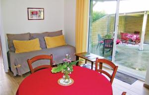 Ruang duduk di 1 Bedroom Awesome Home In Carolles +8 gambar