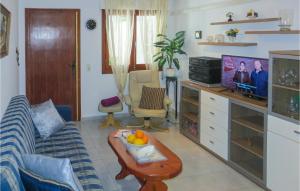 トレビエハにあるAwesome Home In Torrevieja With 2 Bedrooms And Wifiのリビングルーム(ソファ、テレビ付)