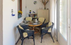 トレビエハにあるAwesome Home In Torrevieja With 2 Bedrooms And Wifiのダイニングルーム(テーブル、椅子付)