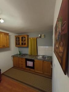 - une cuisine avec des placards en bois et un comptoir dans l'établissement Villa Marijana, à Varaždinske Toplice