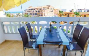 ラ・マタにあるAwesome Apartment In Torrevieja-la Mata With 1 Bedroomsの海の景色を望む青いテーブル(椅子付)
