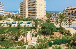 ラ・マタにあるAwesome Apartment In Torrevieja-la Mata With 1 Bedroomsのヤシの木や建物のある公園の景色