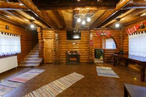 a room with a fireplace in a log cabin at Hecaș Villas in Caşoca