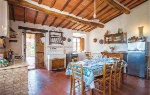 uma cozinha e sala de jantar com mesa e cadeiras em Schivanoia 1 em Bagno Vignoni
