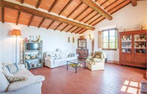 uma sala de estar com dois sofás e uma mesa em Schivanoia 1 em Bagno Vignoni