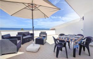 un patio con sombrilla, mesa y sillas en 2 Bedroom Cozy Home In Maria Di Castellabate en Santa Maria di Castellabate