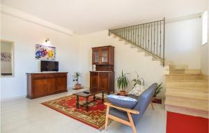 Un lugar para sentarse en 2 Bedroom Cozy Home In Maria Di Castellabate