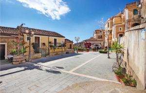 una calle vacía en una ciudad con edificios en 2 Bedroom Cozy Home In Maria Di Castellabate en Santa Maria di Castellabate