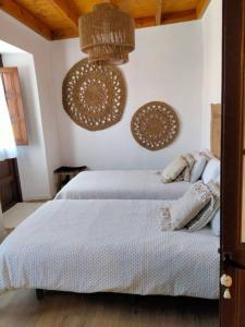 1 dormitorio con 2 camas y 2 luces en la pared en La Casina Roja - Santolaya de Cabranes, en Arboleya