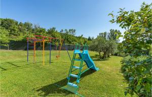 カスティリオーン・フィボッキにあるVilla Caterinaの芝生の青い滑り台付き遊び場