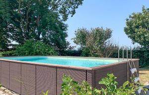 una piscina con una valla alrededor en Pet Friendly Home In Boara Pisani With Kitchen, en Boara Pisani