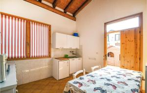 een keuken met een tafel en een keuken met een raam bij La Gallina in Artogne