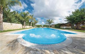 una gran piscina con agua azul en un patio en App,to Fiordaliso, en Balestrate