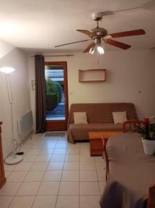 Zona d'estar a Maison de 2 chambres avec piscine partagee terrasse amenagee et wifi a Vias