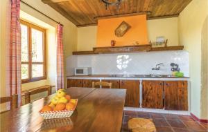 Cuisine ou kitchenette dans l'établissement Lovely Home In Periana With Wifi