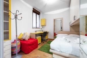sypialnia z 2 łóżkami i biurkiem w obiekcie Corsica Huge Terrace Flats w Mediolanie