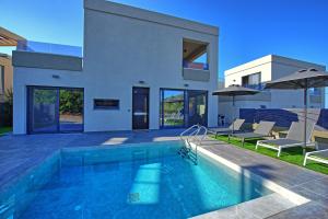 Bazén v ubytování Villa Maripol by PosarelliVillas nebo v jeho okolí