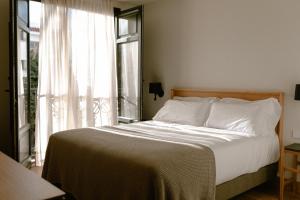 a bedroom with a large bed with a window at Hotel Estepona Plaza in Estepona