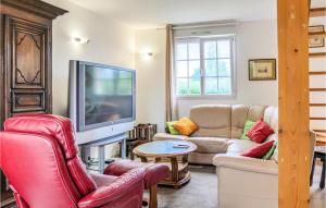 ein Wohnzimmer mit Sofas und einem Flachbild-TV in der Unterkunft 3 Bedroom Lovely Home In Morsalines in Morsalines