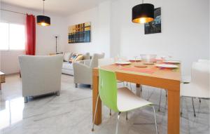 エステポナにあるStunning Apartment In Estepona With 2 Bedrooms, Wifi And Outdoor Swimming Poolのダイニングルーム(テーブル、椅子付)