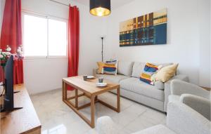 ein Wohnzimmer mit Couch und Tisch in der Unterkunft 2 Bedroom Lovely Apartment In Estepona in Estepona + 15 Fotos