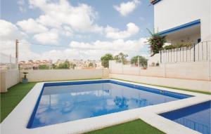 サン・ミゲル・デ・サリーナスにあるAmazing Home In San Miguel De Salinas With 3 Bedrooms, Wifi And Outdoor Swimming Poolの屋根スイミングプール