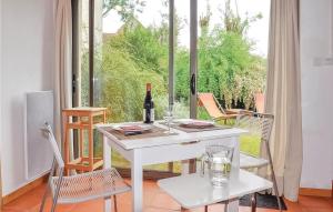 una mesa y sillas blancas en una habitación con ventana en Nice Home In Molinot With Kitchen en Molinot