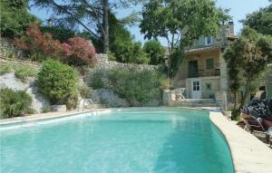 una gran piscina frente a una casa en Amazing Home In Bidon With Kitchen, en Bidon