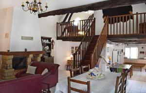 sala de estar con sofá, mesa y escalera en Amazing Home In Ladornac With Kitchen, en La Dornac