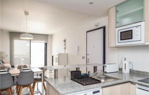 eine Küche mit Spüle und Arbeitsplatte in der Unterkunft Nice Apartment In Los Arenales Del Sol in Arenales del Sol